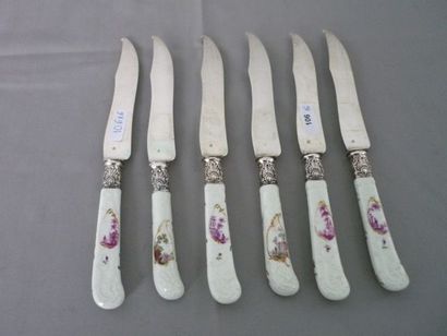 MEISSEN, milieu XVIIIè Six couteaux à dessert à manche crosse en porcelaine décorés...