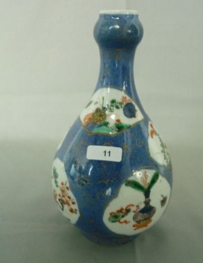 CHINE, XVIIIE Vase en porcelaine dure, décor à fond bleu vermiculé en or et réserves...