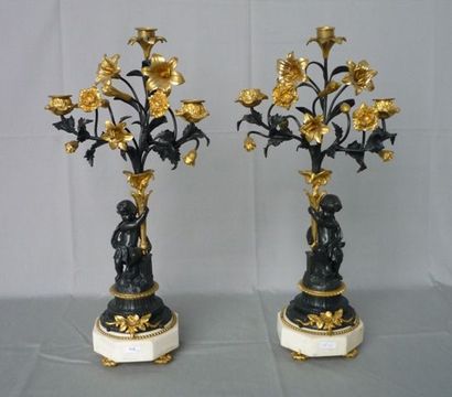 null Paire de candélabres de style Louis XVI, mi-XIXè, en bronze patiné et doré représentant...