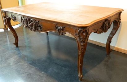 null Table en chêne sculpté, XIXè, style Louis XV, au décor déployé de rocaille,...