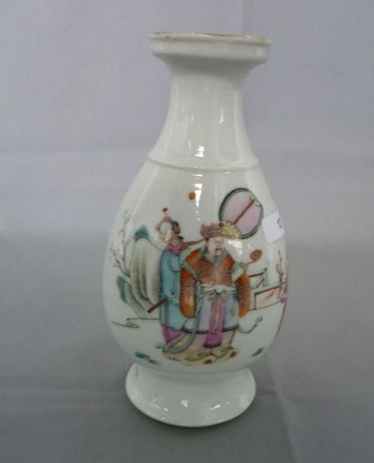 CHINE, XIXe Petit vase en porcelaine dure, orné de personnages dignitaires en polychrome,...