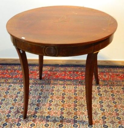 null Table ronde en acajou, Directoire, au décor de filets en cuivre doré, piétement...