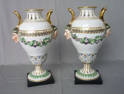 SAINT CLEMENT, XVIIIè, vers 1785 Paire de vases balustres en faïence reposant sur...