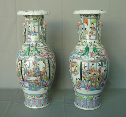 CANTON Paire de grands vases en porcelaine dure, à décor polychrome de personnages,...