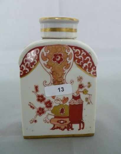 CHINE, fin XVIIIè - début XIXè Boîte à thé en porcelaine dure polychrome, décorée...