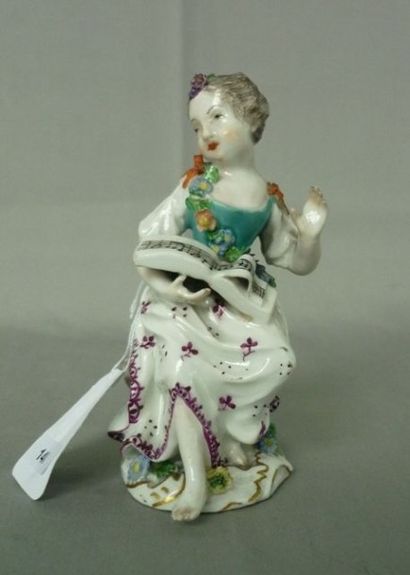 MEISSEN, XVIIIè Statuette en porcelaine dure, jeune fille assise, une partition de...