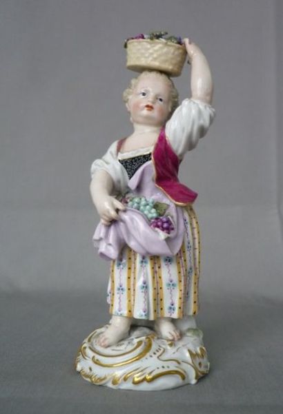 MEISSEN, XVIIIè Statue en porcelaine allemande représentant "La Porteuse de Raisins",...