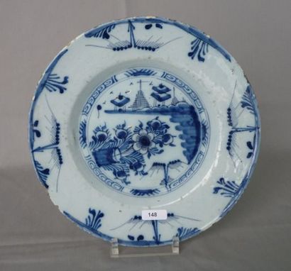 DELFT, XVIIIè Assiette en faïence au décor floral et chinoiserie en camaieu bleu,...