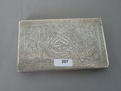 null Boîte rectangulaire en argent, décor gravé oriental, dim.: 8x13 cm.