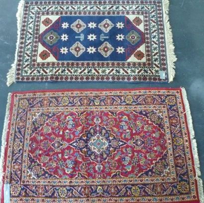 null Ensemble de deux tapis: un tapis russe dans les tons bleu-beige et rouge, décor...