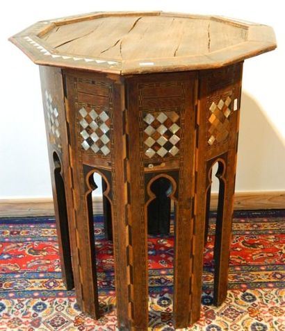 null Table décagonale marocaine, au décor marqueté et d'incrustations de nacre, dim.:...