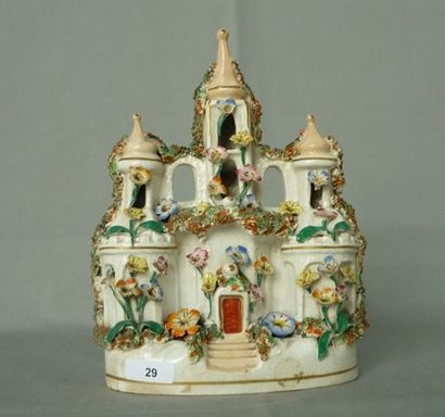 null "Château aux trois tourelles" en faïence, décor floral polychrome, ht 19 cm...