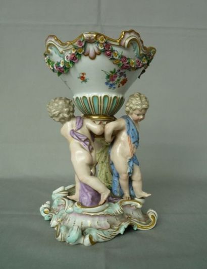 MEISSEN, XIXè Coupe sur pied en porcelaine blanche allemande, ornée de 3 amours et...