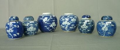 CHINE (6) Quatre pots couverts en porcelaine dure(ht 12 cm), époque Kiang-Siu, décor...
