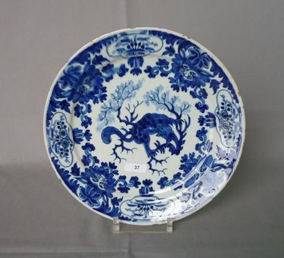 DELFT, XVIIIè Assiette en faïence stannifère, en camaïeu bleu à décor de dragon.