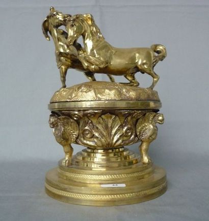 null Drageoir en bronze doré et ciselé représentant deux chevaux luttant, joli piétement...