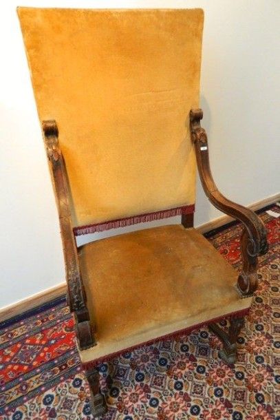 null Important fauteuil de bureau en bois sculpté, style Louis XIV, garni d'un velours...