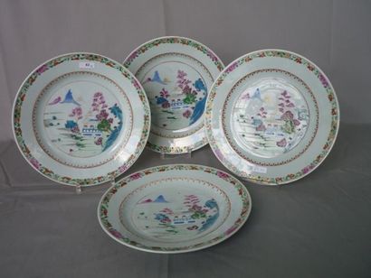 CHINE, fin XVIIIè Suite de quatre assiettes en porcelaine polychrome, décor de paysage...