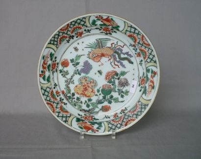 CHINE, début XVIIIè Assiette en porcelaine dure époque Kangsi, décor polychrome dit...