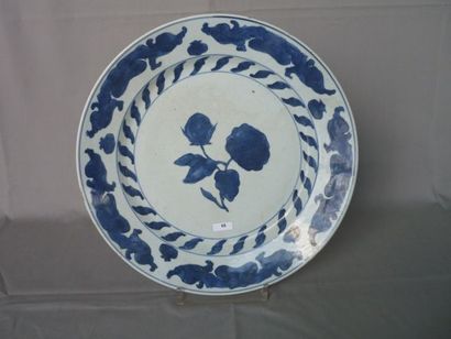 CHINE, fin XVIIè - début XVIIIè Plat en porcelaine dure à décor en bleu au grand...