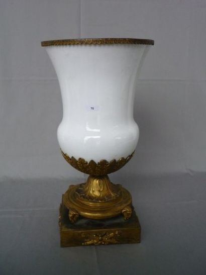 null Important vase en opaline blanche sur monture en bronze doré et ciselé, décor...