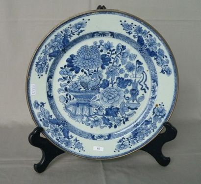 CHINE, XVIIIE Plat rond en porcelaine blanche, décor en camaieu bleu floral, serti...