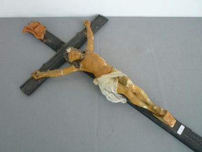 null Christ en plâtre sur croix en bois, dim.: 68x36 cm (traces du temps). 