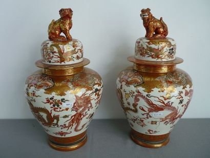CHINE, fin XVIIIe-début XIXe Paire de potiches en porcelaine blanche, décor polychrome...