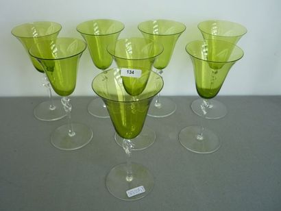 null Ensemble de 8 verres évasés sur pied en cristal blanc doublé vert, joli travail...