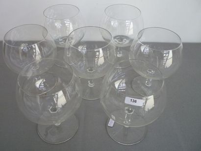 null Ensemble de 7 verres sur pied de forme ballon en cristal, XXe.