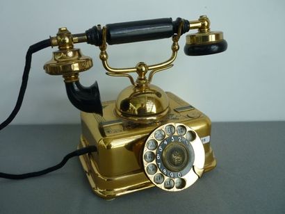 null Dannemark, téléphone - modèle ancien - en métal doré.