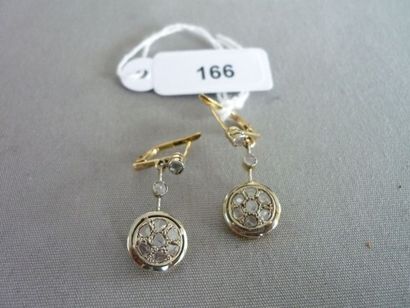 null Paire de boucles d'oreille en or jaune 18k et platine, début XXe, serties de...