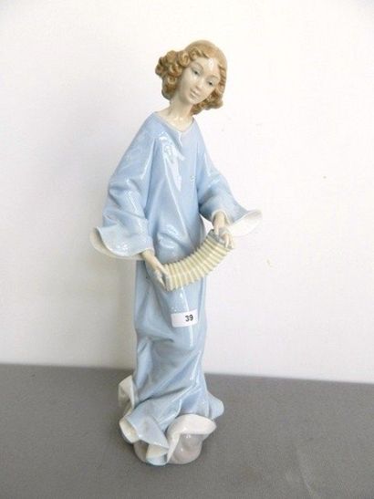 LLADRO Fabrication espagnole, statue en porcelaine "La Jeune Fille à l'Acordéon",...