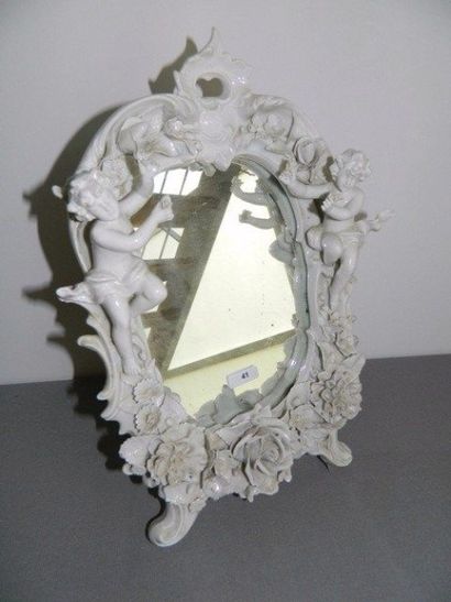 null Miroir à poser en porcelaine blanche allemande, décor de fleurs et d'amours,...