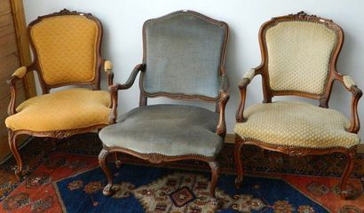 null Paire de fauteuils en hêtre sculpté, style Louis XV, ht 96 cm.

On ajoute un...