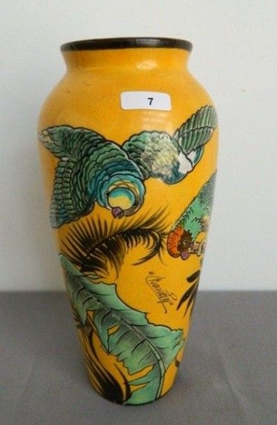 BANEPY, Paris Vase en faïence au décor de perruches sur fond jaune, ht 25,5 cm (percé...