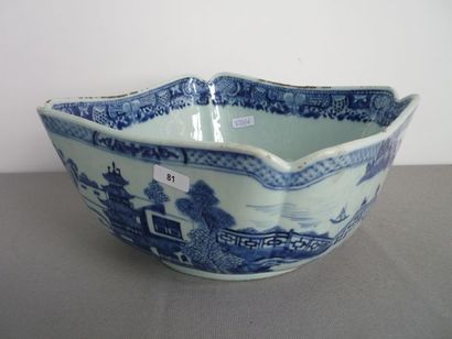 CHINE, XIXe Légumier en porcelaine blanche, décor floral, de paysages et de pagodes...