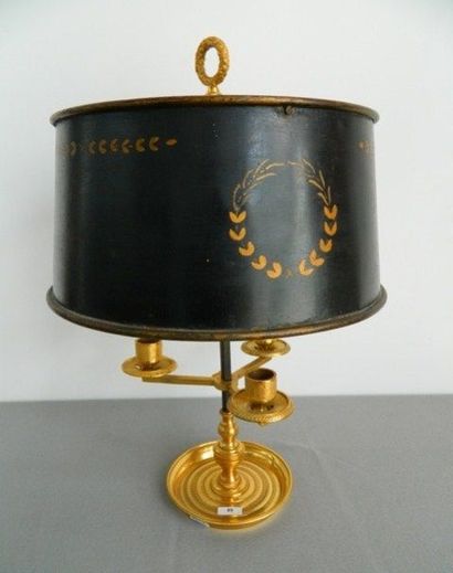 null Lampe bouillotte en bronze doré et ciselé agrémenté d'un abat-jour en tôle verte...