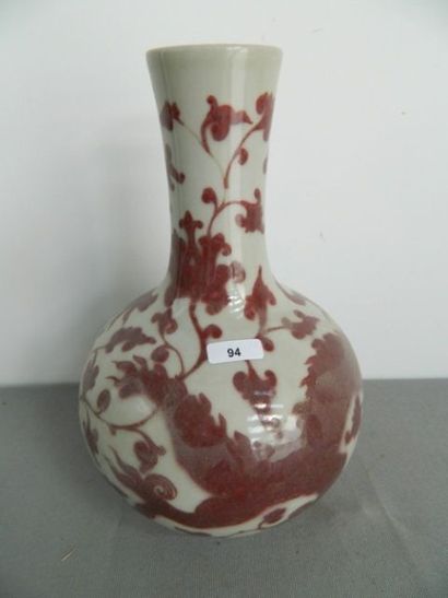 CHINE Vase-bouteille au rare décor d'un dragon à trois griffes en rouge cuivre sous...