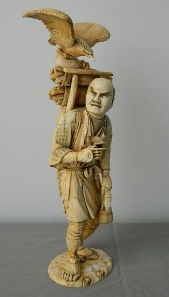 JAPON XVIIIe Statue en ivoire représentant "L'Oiseleur". Le personnage tient un nid...