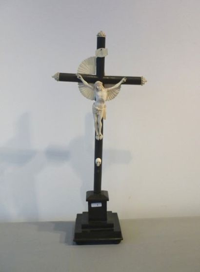 null Christ, calvaire et ornements en ivoire sur croix en bois noirci, XIXe, ht 50,5...