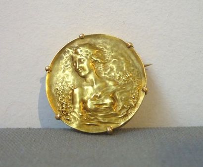 null Broche en or 18k, Art Nouveau, représentant un "Buste de femme les cheveux au...