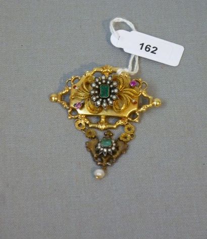 null Broche en or jaune, Napoléon III, sertie de rubis, émeraudes et perles, décor...