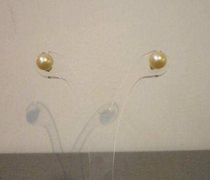 null Paire de boucles d'oreilles en or serties de perles de culture de forme ronde...