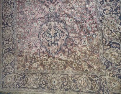 null Tapis Cachemire en soie dans les tons principalement beige et brun, décor stylisé...