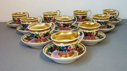 BRUXELLES, XIXe Bel ensemble de dix tasses et soucoupes en porcelaine blanche, décor...
