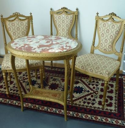 null Ensemble de trois chaises en bois doré garnies d'un tissu floral et d'une table...
