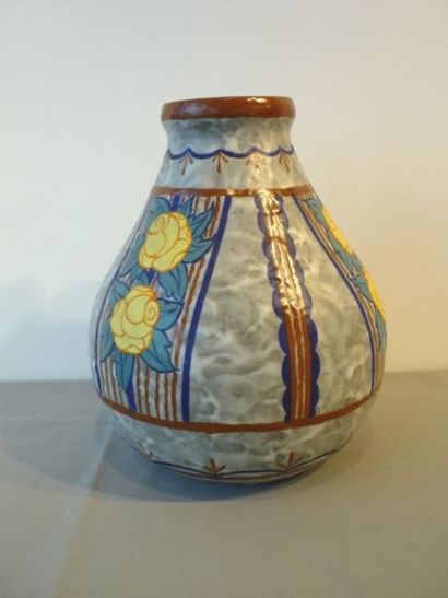 DAGE Louis Auguste (France, 1885-1963) Vase pansu en faïence, col ourlé, décor floral...
