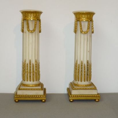 null Paire de bougeoirs, Louis XVI, en marbre blanc et bronze doré figurant des colonnes...
