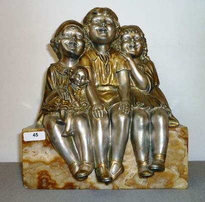 CHIPARUS Dimitri (Doroboi [Roumanie], 1886 - Paris, 1947) "Trois enfants assis souriants",...